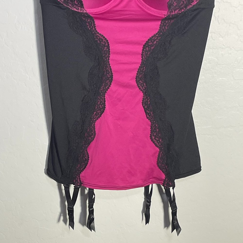 *SOLD* Torrid Fuchsia and Black Underwire Chemise w/ Garter 2 2X 18/20 - Picture 4 of 8